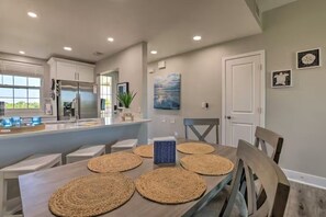 Dining - Bahia Beach Calm Ruskin Retreat (Ruskin)