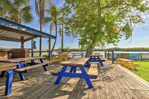 Outdoor dining - Bahia Beach Calm Ruskin Retreat (Ruskin)