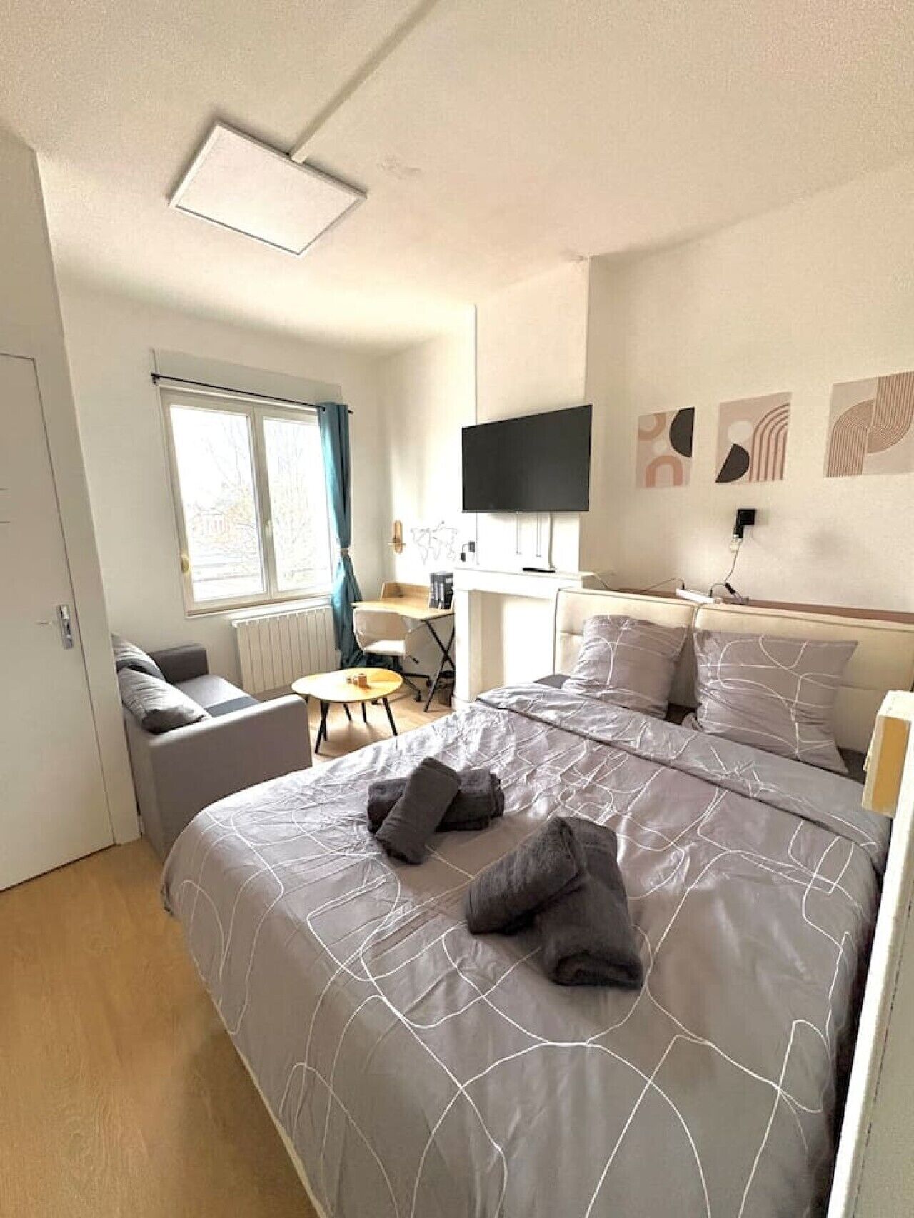 Desk, WiFi, bed sheets
