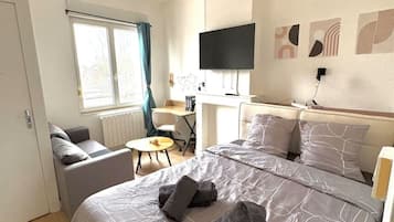 Desk, WiFi, bed sheets