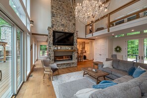 Smart TV, fireplace, table football, ping pong - Luxury 6-bedroom House With New River Gorge Bridge View in Fayetteville (Fayetteville)