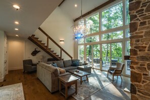 Smart TV, fireplace, table football, ping pong - Luxury 6-bedroom House With New River Gorge Bridge View in Fayetteville (Fayetteville)