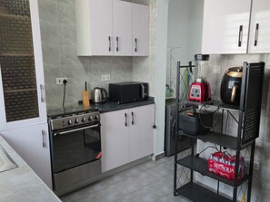 Private kitchen - Serene 2‑Bedroom Retreat in a Quiet Gated Estate. (Tema)