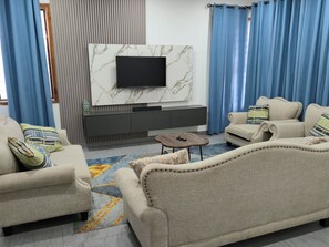 Living area - Serene 2‑Bedroom Retreat in a Quiet Gated Estate. (Tema)