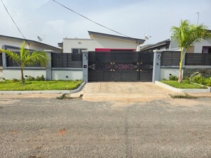 Property grounds - Serene 2‑Bedroom Retreat in a Quiet Gated Estate. (Tema)