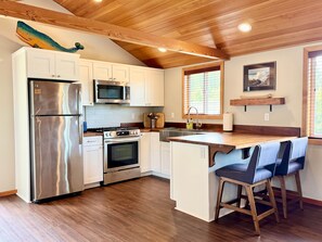 Private kitchen - King Tide - 8 miles of beach just 5 minutes away! (Lincoln County)