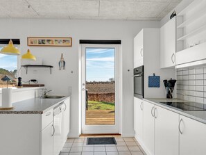 Kühlschrank, Mikrowelle, Geschirrspüler, Kochgeschirr/Geschirr/Besteck