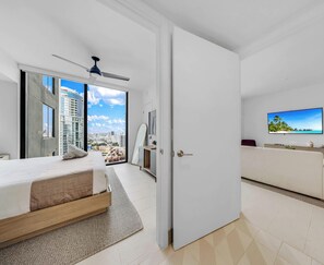 Iron/ironing board, travel cot, WiFi, bed sheets - 43rd-Floor Skyline Suite | Epic Views, Pool + Gym (Miami)