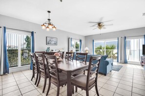 Suite Deluxe, 3 habitaciones, balcón, vista al océano | Área de sala de estar