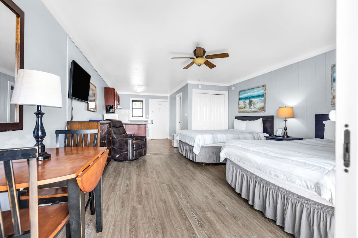 Habitación doble, 2 camas Queen size, balcón, vista al océano | Tabla de planchar con plancha y wifi gratis