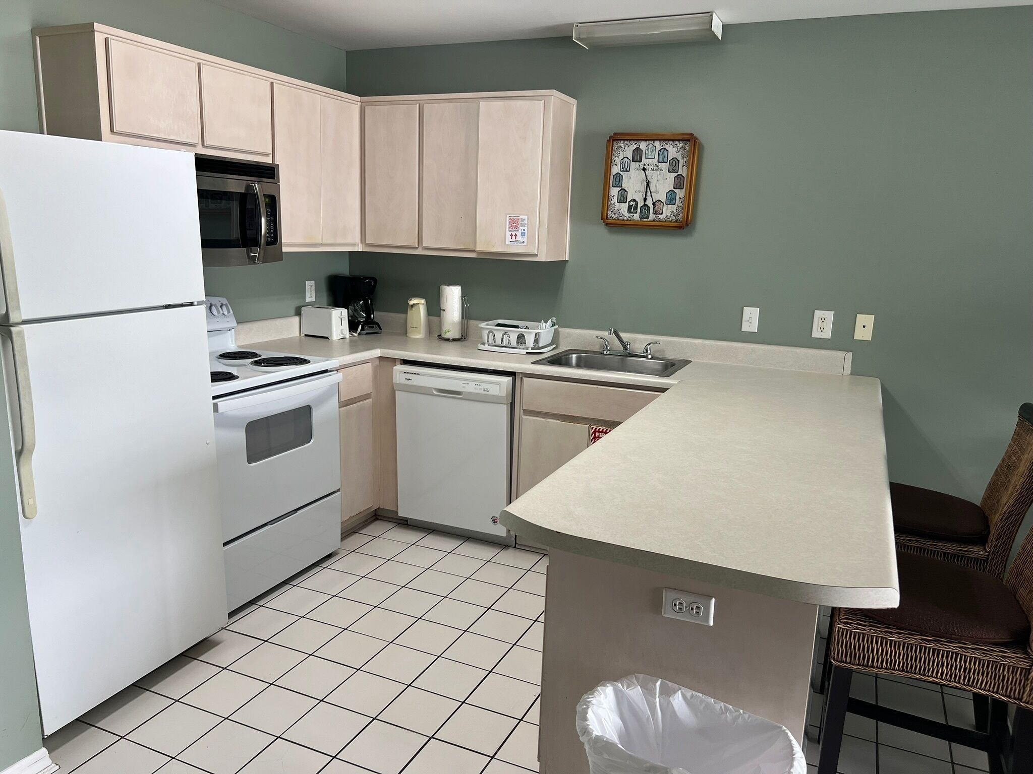 Suíte, 1 cama King e sofá-cama, sacada, vista para o oceano | Cozinha privada | Micro-ondas