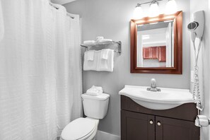 Baño | Secadora de cabello, toallas, jabón, shampoo 