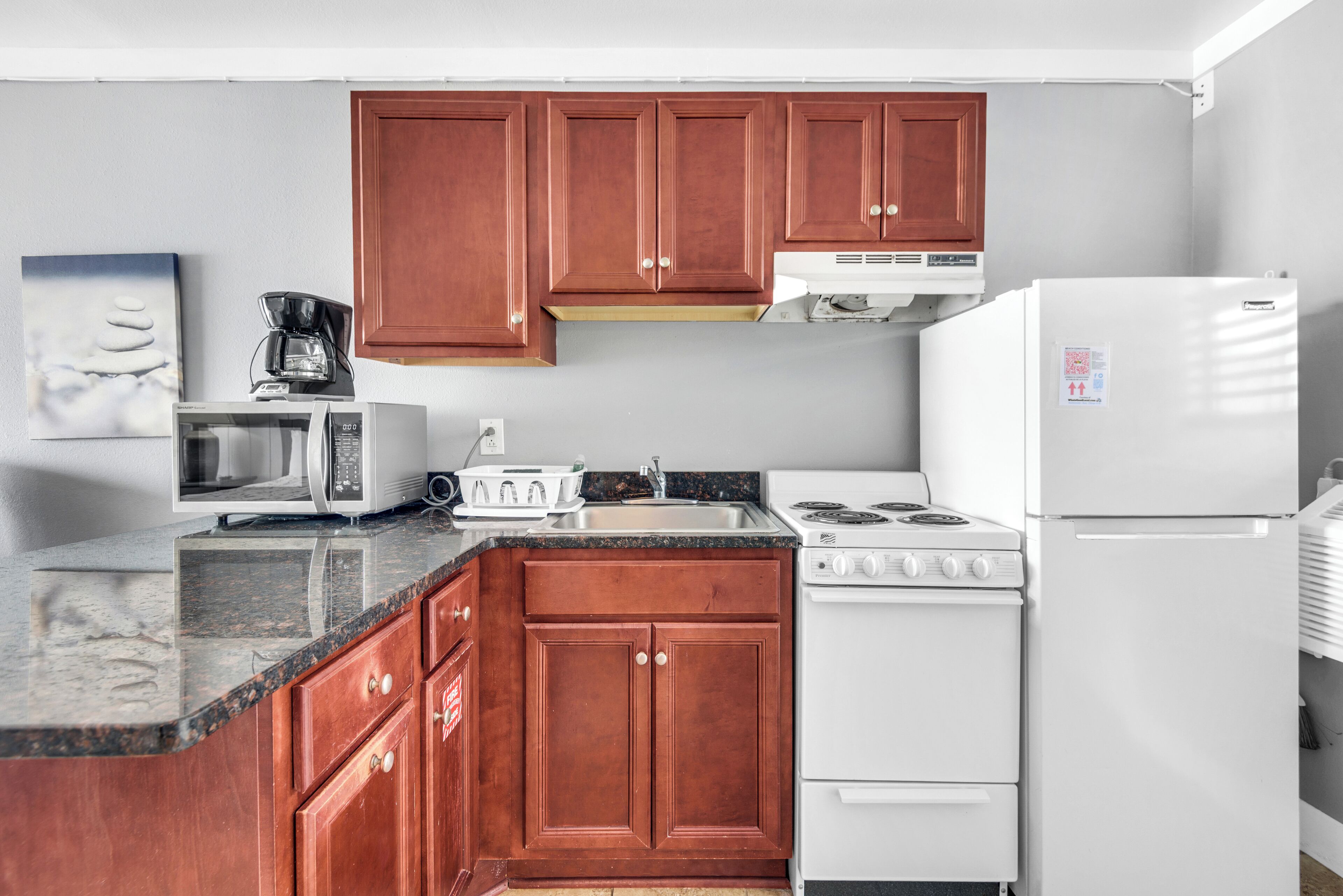 Double Room, 2 Queen Beds, Balcony, Ocean View | Private kitchen | Microwave