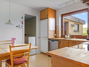 Refrigerador, microondas, lavavajillas, utensilios de cocina