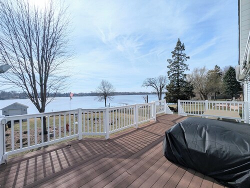 Cozy Serene 3-bedroom Lake Front Home