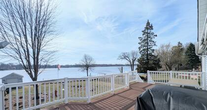 Cozy Serene 3-bedroom Lake Front Home