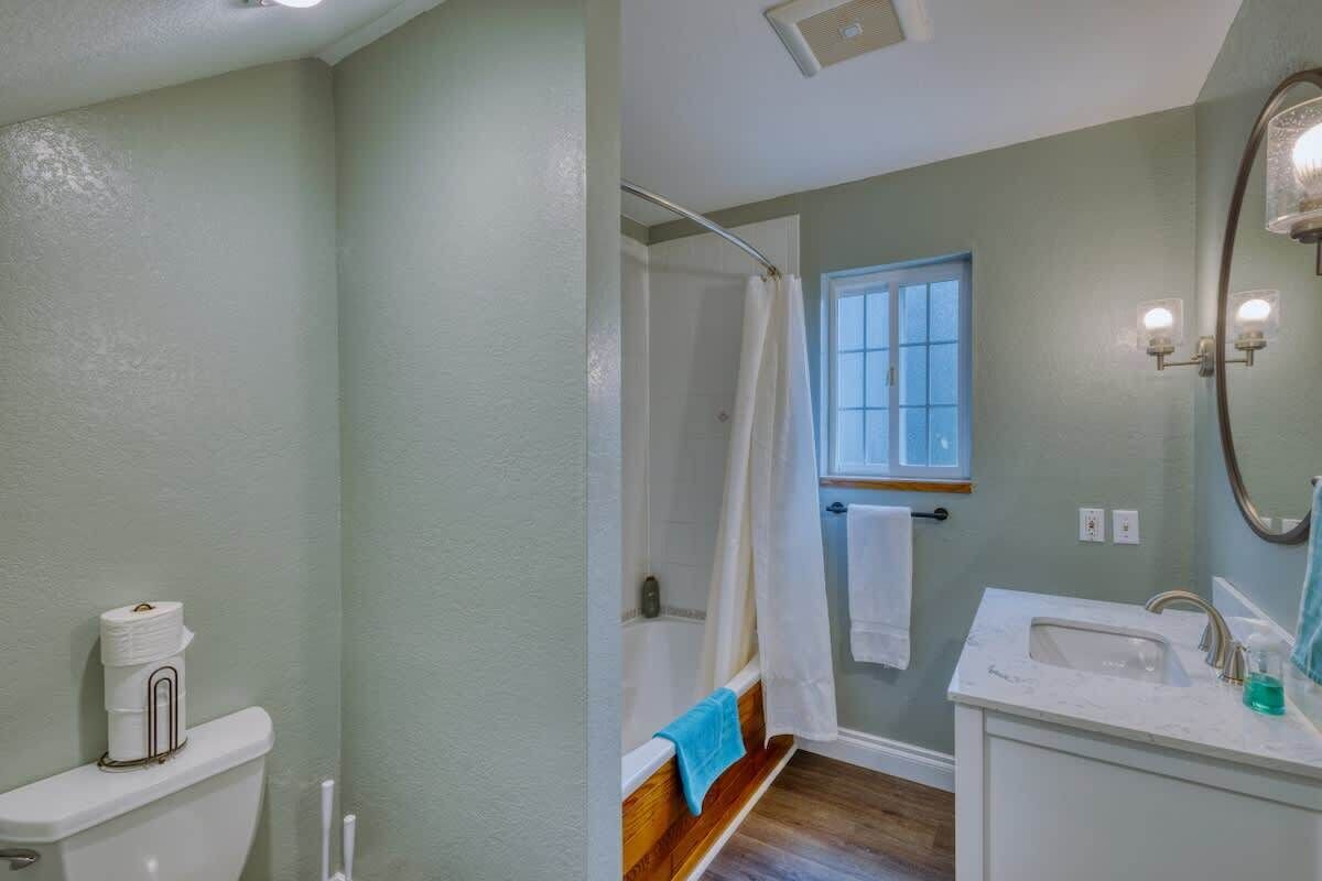 Une salle de bain avec des toilettes, une douche et un lavabo.