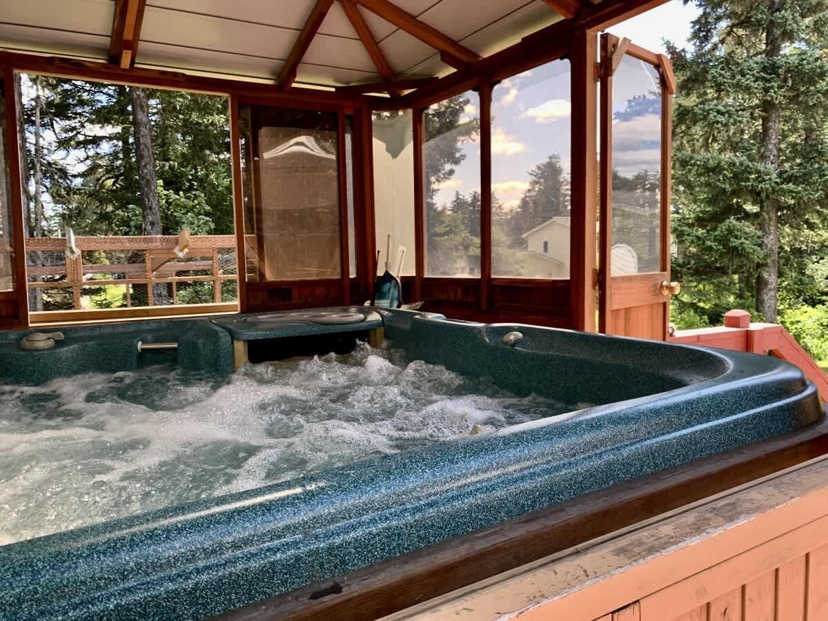Outdoor spa tub