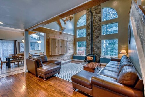 Kodiak Getaway Hot Tub, 2BR, Wood stove!