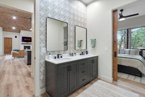 Iron/ironing board, Internet, bed sheets - Hidden Pond Retreat - Peaceful Mountain Getaway (Show Low)