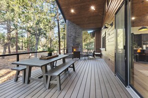 Outdoor dining - Hidden Pond Retreat - Peaceful Mountain Getaway (Show Low)