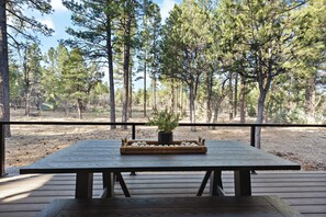 Outdoor dining - Hidden Pond Retreat - Peaceful Mountain Getaway (Show Low)