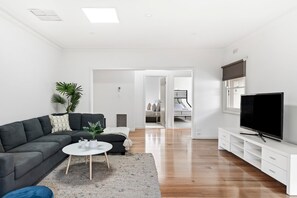 4 bedrooms, desk, iron/ironing board, WiFi - Meet Me at Maple Dual Living Sleeps 11 Spa Newtown (Newtown)