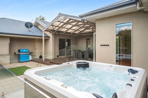 Meet Me at Maple Dual Living Sleeps 11 Spa Newtown