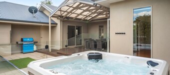 Meet Me at Maple Dual Living Sleeps 11 Spa Newtown