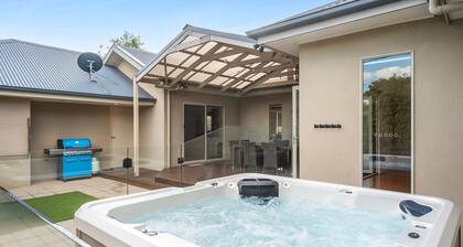 Meet Me at Maple Dual Living Sleeps 11 Spa Newtown