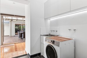 Interior - Meet Me at Maple Dual Living Sleeps 11 Spa Newtown (Newtown)