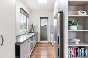 Fridge, microwave, stovetop, dishwasher - Meet Me at Maple Dual Living Sleeps 11 Spa Newtown (Newtown)