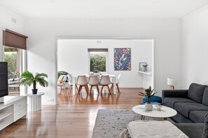 TV, video games, offices - Meet Me at Maple Dual Living Sleeps 11 Spa Newtown (Newtown)
