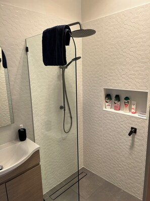 Dusche, Whirlpool, Haartrockner, Seife