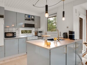 Kühlschrank, Mikrowelle, Geschirrspüler, Kochgeschirr/Geschirr/Besteck