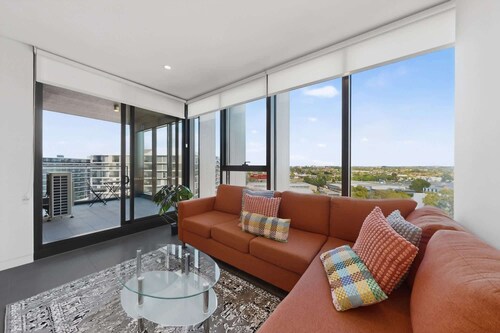 Spacious 2-Bed Apartment with Balcony & City Views