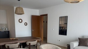 Un salon moderne comprenant un coin repas, un canapé et une table basse.