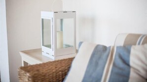 A white lantern on a white table with a basket in the foreground. - Hotel Valverde & Residenza (Cesenatico)