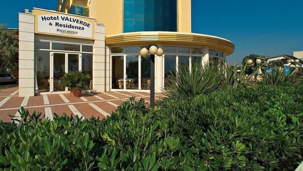 A hotel entrance with a sign for Hotel Valverde & Residencia, part of Ricci Hotels. - Hotel Valverde & Residenza (Cesenatico)