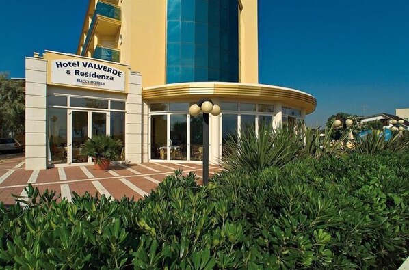 A hotel entrance with a sign for Hotel Valverde & Residencia, part of Ricci Hotels. - Hotel Valverde & Residenza (Cesenatico)