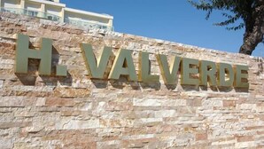 A stone wall with the inscription 'H. VALVERDE' in large letters. - Hotel Valverde & Residenza (Cesenatico)