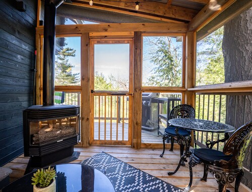 Off-Grid Getaway | Fireplace, BBQ & Patio
