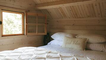 1 bedroom, bed sheets