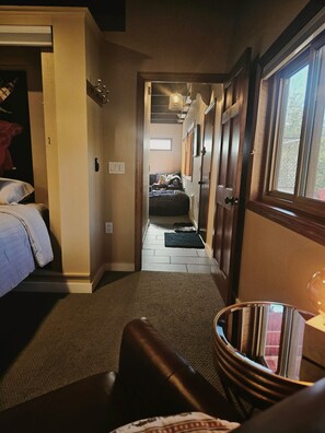 3 bedrooms, desk, free WiFi, bed sheets - Evergreen Daydream (Pine)