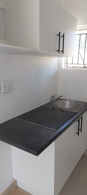 Private kitchen - 10mins from OR Tambo international Airport. Enjoy your comfort place with joy. (Kempton Park)