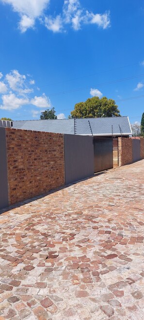 Property grounds - 10mins from OR Tambo international Airport. Enjoy your comfort place with joy. (Kempton Park)