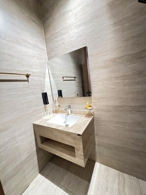 Phòng đôi hoặc 2 giường đơn Tiêu chuẩn, ban công, quang cảnh thành phố | Phòng tắm