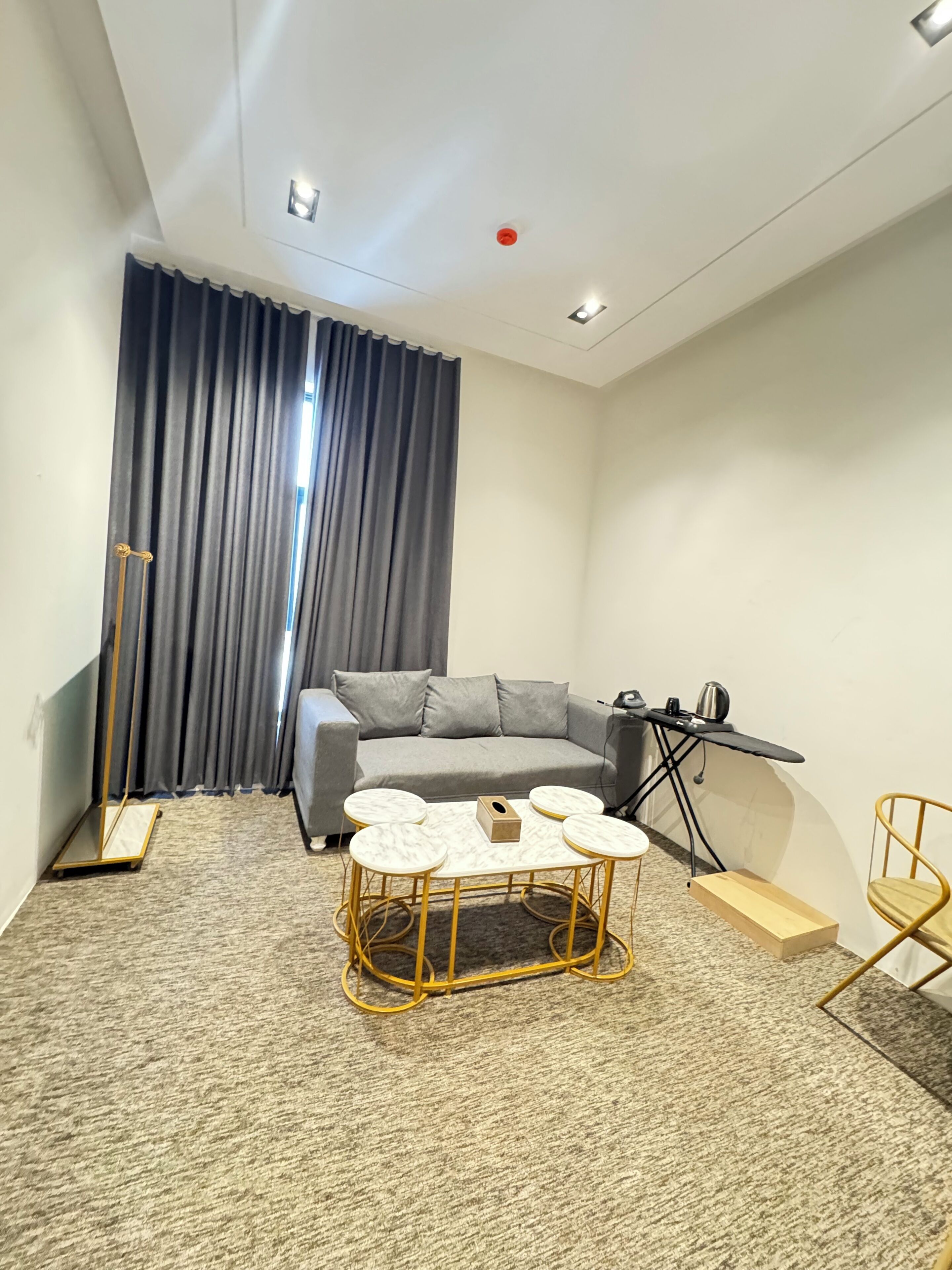 Chambre Standard Double ou avec lits jumeaux, balcon, vue ville | Coin séjour | Écrans d'ordinateur, imprimantes