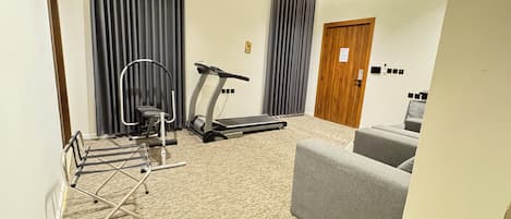 Quarto casal ou duplo standard, sacada, vista para a cidade | Sala de fitness