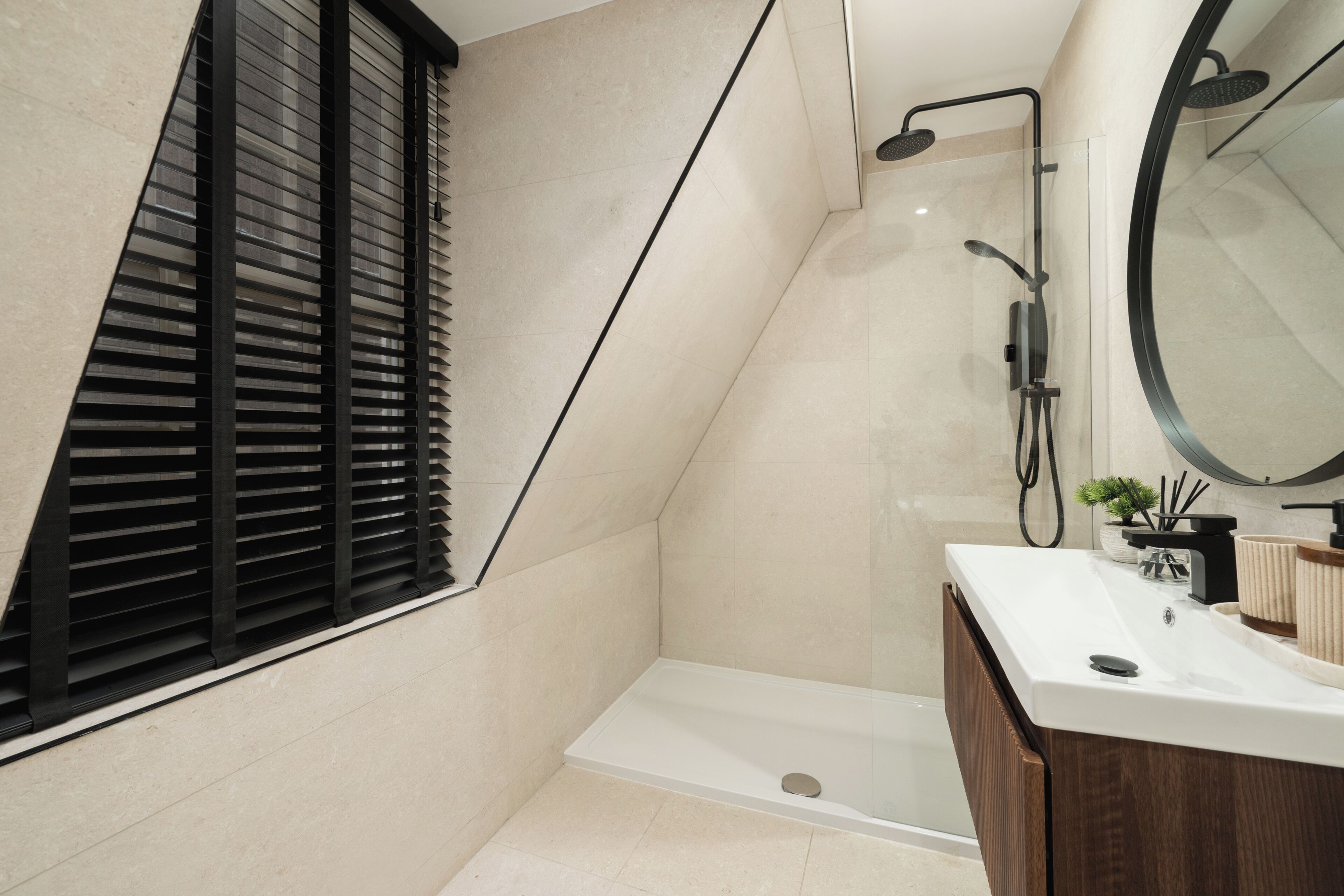 Deluxe-Studiosuite | Badezimmer | Dusche, Haartrockner, Hausschuhe, Handtücher